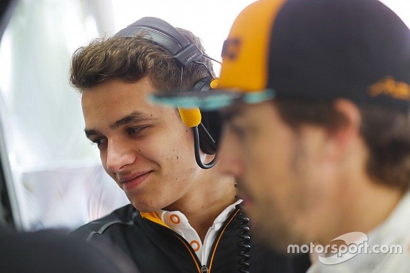 Lando Norris, McLaren, y Fernando Alonso, McLaren