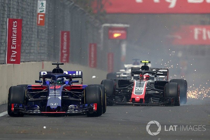 Pierre Gasly, Scuderia Toro Rosso STR13 and Kevin Magnussen, Haas F1 Team VF-18 with damage