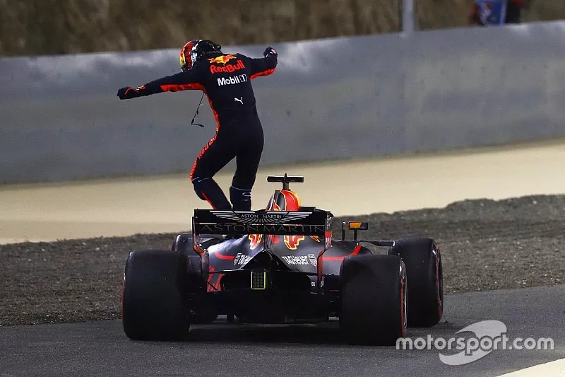 Daniel Ricciardo, Red Bull Racing RB14 Tag Heuer, saute de sa voiture apr&egrave;s son abandon