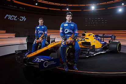 У гонщиков McLaren сменилась форма: теперь она синяя