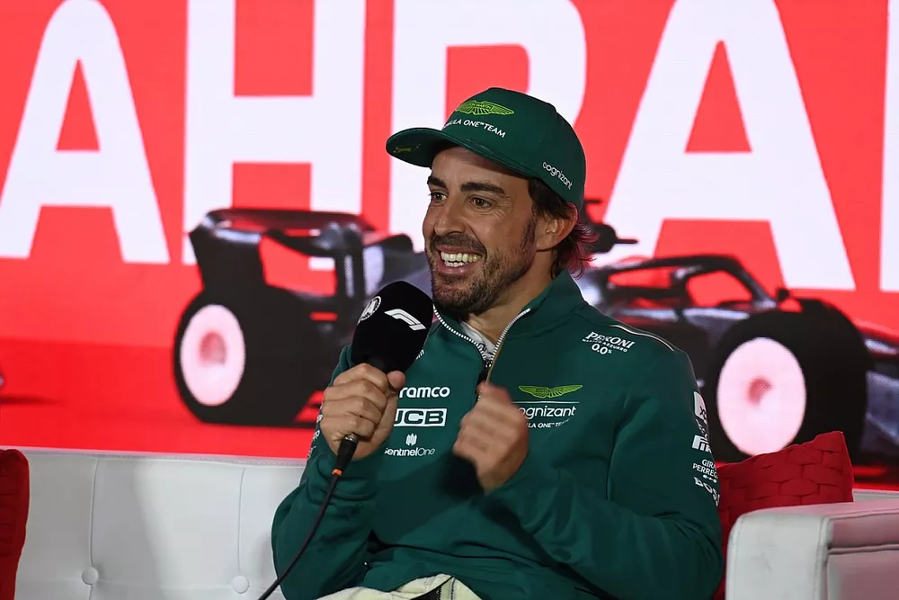 Fernando Alonso, Aston Martin F1 Team, 3&ordf; posici&oacute;n, en la rueda de prensa