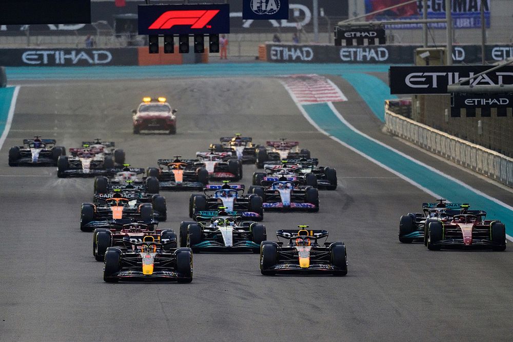 Max Verstappen, Red Bull Racing RB18, Sergio Perez, Red Bull Racing RB18, Carlos Sainz, Ferrari F1-75 at the start