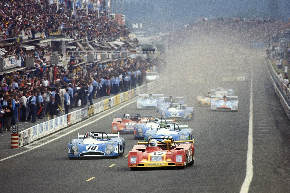 #15 Ferrari SEFAC, Ferrari 312PB: Jacky Ickx, Brian Redman, ahead of #10 Matra-Simca Shell, Matra-Simca MS670B: François Cevert, Jean-Pierre Beltoise and #11 Matra-Simca Shell, Matra-Simca MS670B: Henri Pescarolo, Gérard Larrousse, at the start