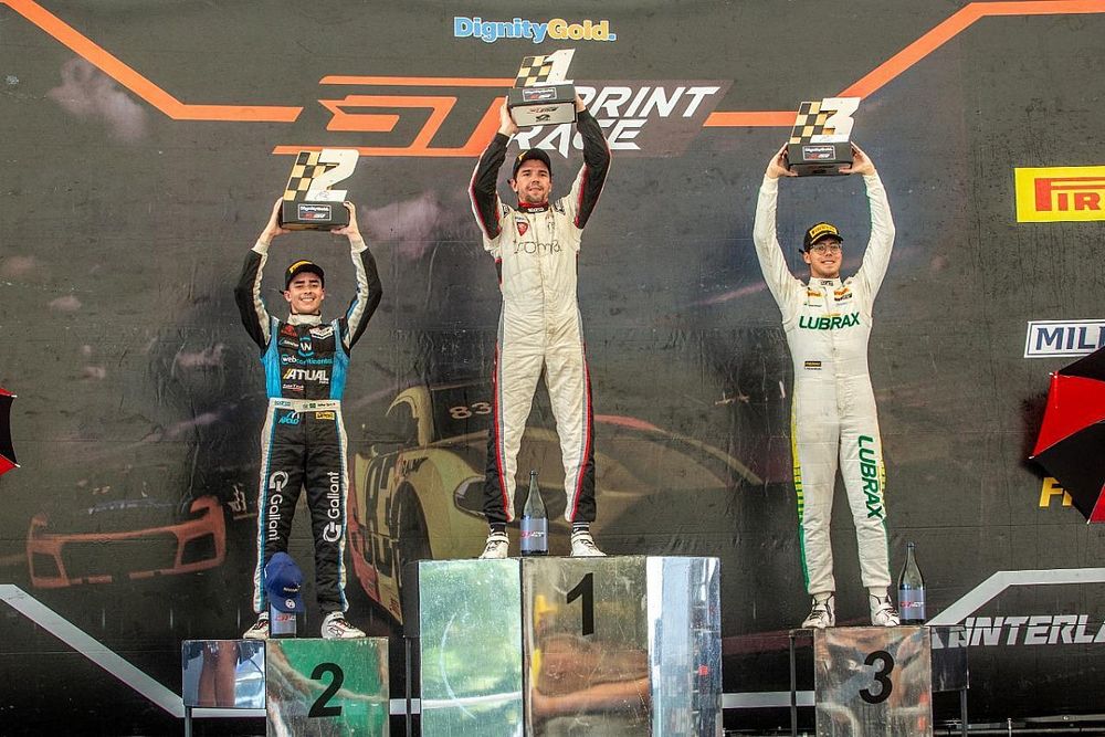 Diogo Moscato no terceiro lugar do pódio da GT Sprint Race em Interlagos