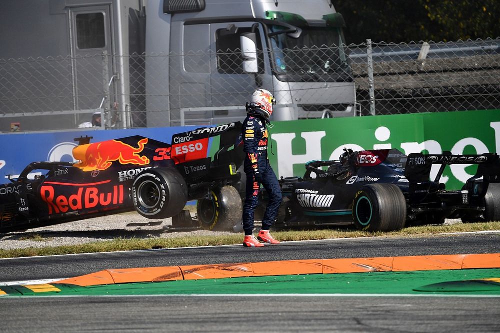 Secuencia del choque de Max Verstappen, Red Bull Racing, que mira a Lewis Hamilton, Mercedes W12 