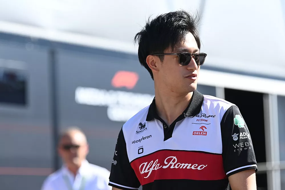 Zhou Guanyu, Alfa Romeo F1 Team arrives at track