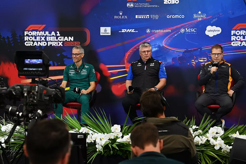 Mike Krack, Team Principal, Aston Martin F1, Otmar Szafnauer, Team Principal, Alpine F1, Andreas Seidl, Team Principal, McLaren, in de persconferentie