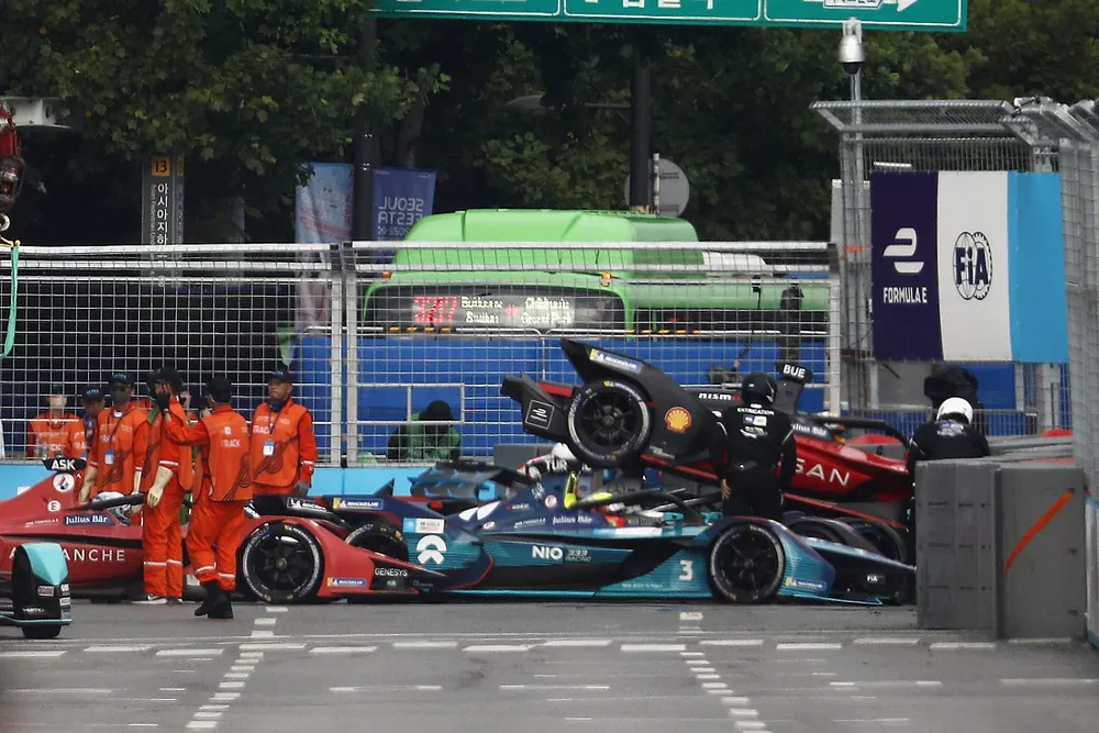 Oliver Askew, Andretti Motorsport, BMW iFE.21, Oliver Turvey, NIO 333 Racing, NIO 333 001, Sebastien Buemi, Nissan e.Dams, Nissan IM03, among a group of cars involved in a multi car crash early in the race