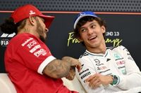 VÍDEO F1 - Hamilton brinca com Antonelli sobre renovação de contrato: "Sei trabalhar com Wolff"