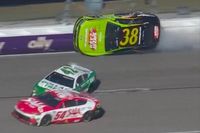 NASCAR Cup: Zane Smith 'anda pelo muro' e capota em acidente bizarro no Kansas; veja vídeo