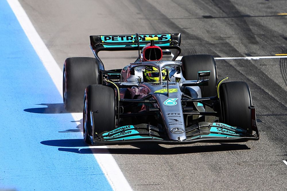 Lewis Hamilton, Mercedes W13, 2nd position, crosses the line