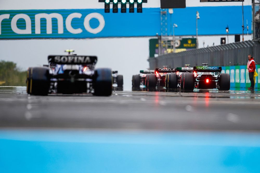 Lance Stroll, Aston Martin AMR22, Nicholas Latifi, Williams FW44, take their grid spots for the start