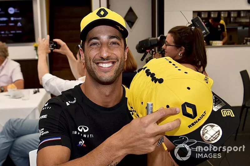 Daniel Ricciardo, Renault F1 Team signe des casquettes pour les fans