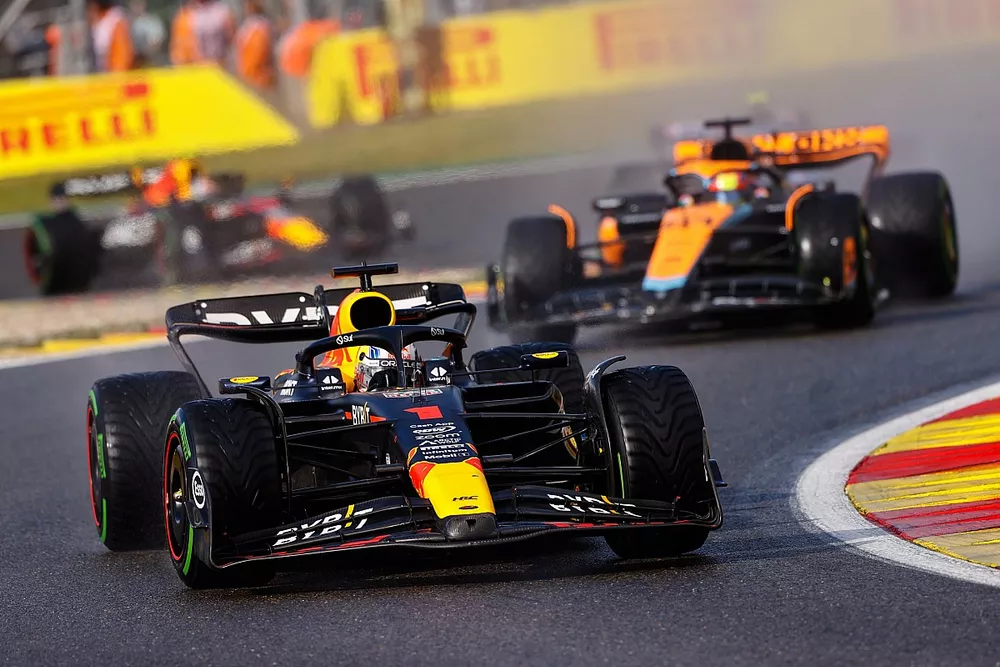 Max Verstappen, Red Bull Racing RB19, Oscar Piastri, McLaren MCL60