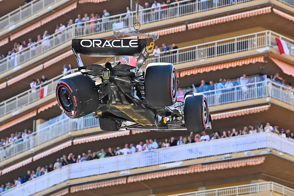 Los comisarios retiran el coche de Sergio P&eacute;rez, Red Bull Racing RB19, del circuito tras un accidente en la Q1