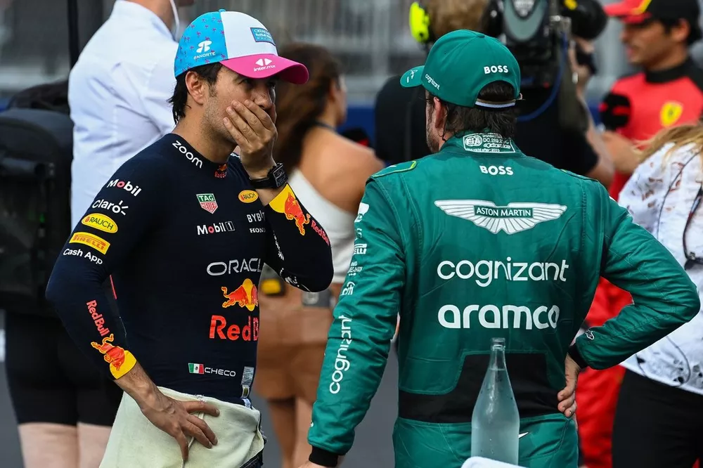 Ganador de la pole Sergio P&eacute;rez, Red Bull Racing, habla con Fernando Alonso, Aston Martin F1 Team, en el Parc Ferme tras la calificaci&oacute;n
