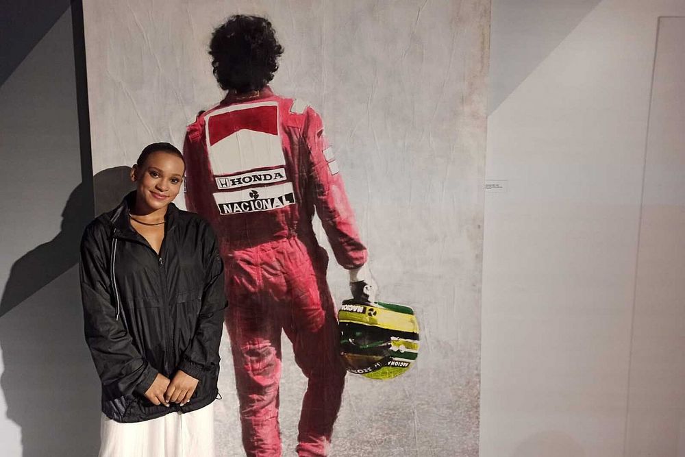 Rebeca Andrade visita exposição de Ayrton Senna