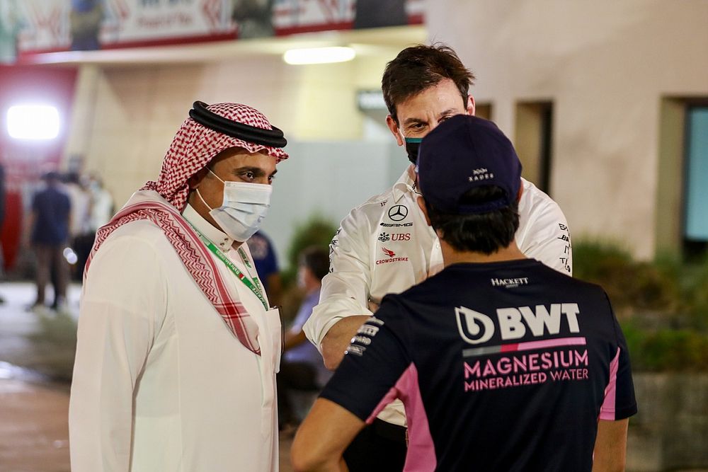 El Principe Khalid Bin Sultan Al Faisal, Presidente de la Federación de Motorsport de Arabia Saudí, con Toto Wolff, director de Mercedes AMG, Sergio Pérez, Racing Point