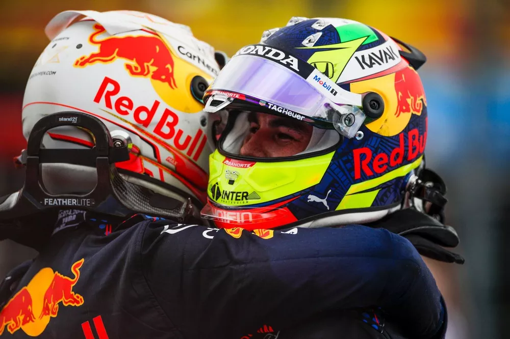 Ganador Max Verstappen, Red Bull Racing y el segundo lugar Sergio Pérez, Red Bull Racing celebran en Parc Ferme
