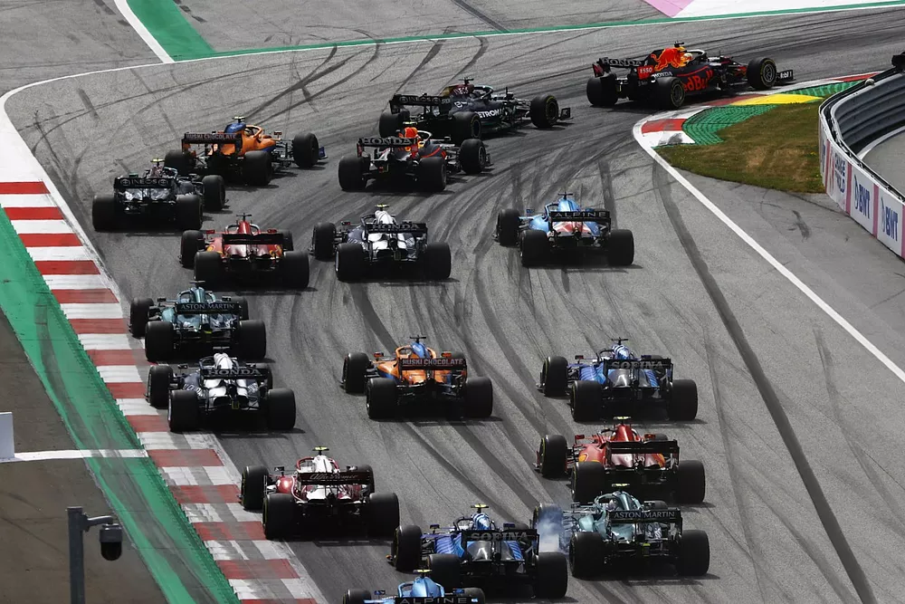 Max Verstappen, Red Bull Racing RB16B, Lewis Hamilton, Mercedes W12, Lando Norris, McLaren MCL35M, Sergio Perez, Red Bull Racing RB16B, Valtteri Bottas, Mercedes W12, and the rest of the field at the start