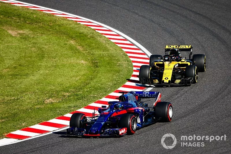 Brendon Hartley, Toro Rosso STR13, devance Carlos Sainz Jr., Renault Sport F1 Team R.S. 18 