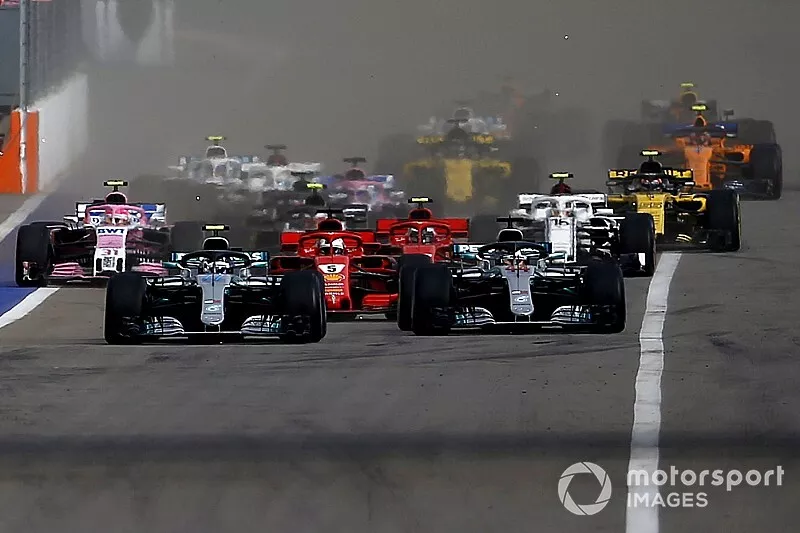 Valtteri Bottas, Mercedes-AMG F1 W09 et Lewis Hamilton, Mercedes-AMG F1 W09 m&egrave;nent au d&eacute;part