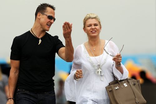 Esposa de Schumacher não está satisfeita com sentença de dupla por chantagem: "Muito leve"