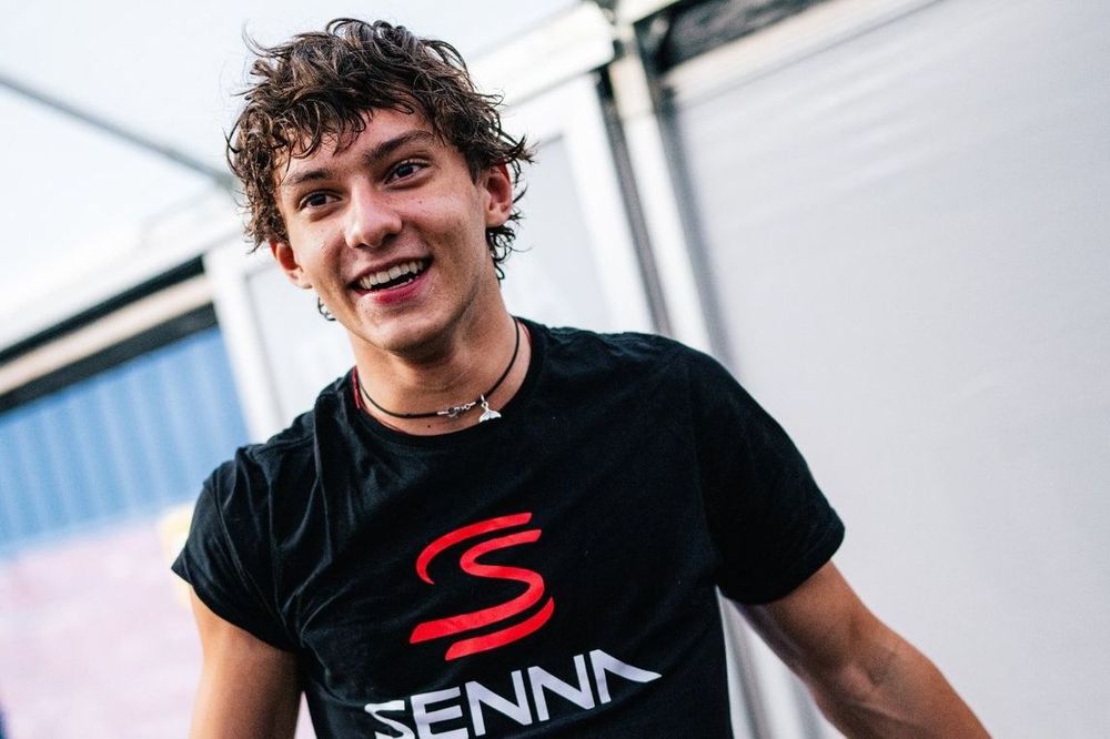 Andrea Kimi Antonelli com camiseta de Ayrton Senna