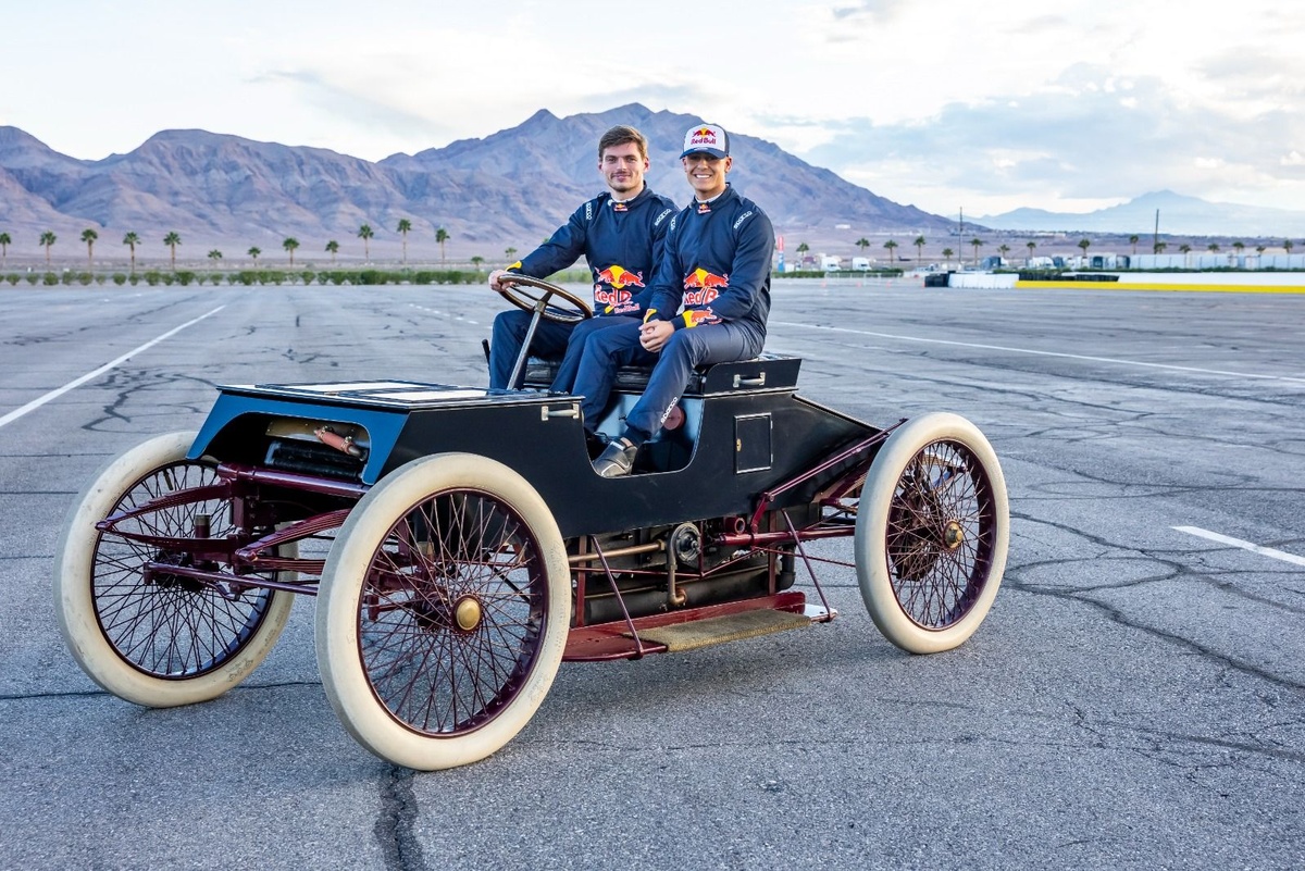 Vídeo | Verstappen vs Lindblad: un duelo épico con 12 coches históricos de Ford