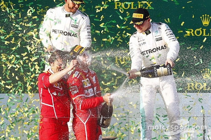 Podio: ganador de la carrera Sebastian Vettel, Ferrari, segundo lugar tercer lugar de Lewis Hamilton