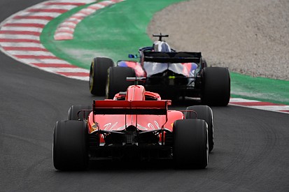 Red Bull: Mercedes ve Ferrari bir takım gibi hareket ediyor!