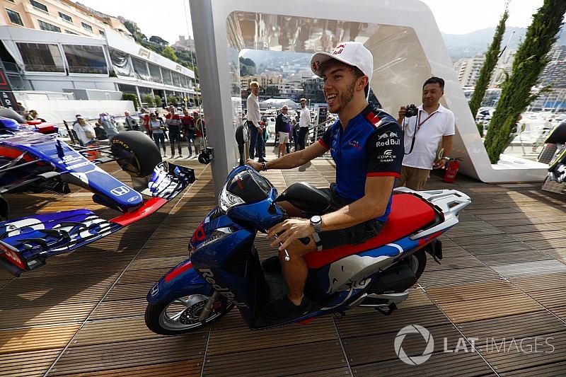Galería: los pilotos de Toro Rosso se divierten con las scooter Honda SH