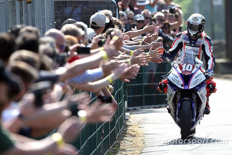 Isle of Man TT: Hickman wins thriller, smashes lap record