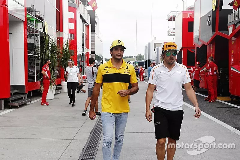 Carlos Sainz Jr., Renault Sport F1 Team, con Fernando Alonso, McLaren