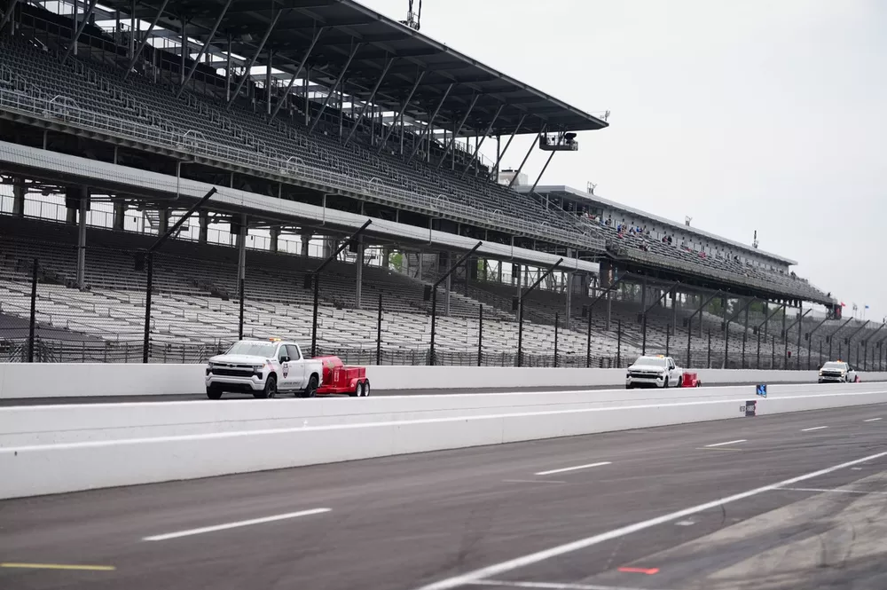 La pista sec&aacute;ndose en el Indianapolis Motor Speedway