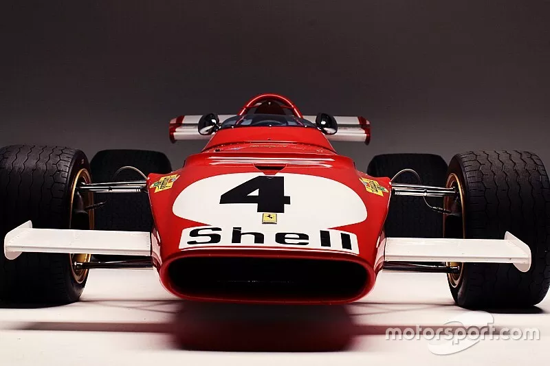 El Ferrari 312B en pista en Monza, despu&eacute;s de la curva Serraglio, para la filmaci&oacute;n del documental. 