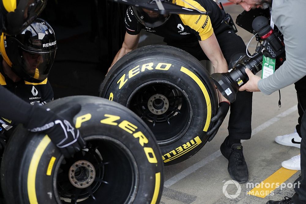 Mec&aacute;nica del Renault F1 Team con neum&aacute;ticos Pirelli y c&aacute;mara.