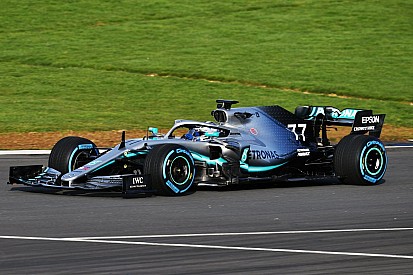Болід Mercedes W10 вперше виїхав на трасу Ф1