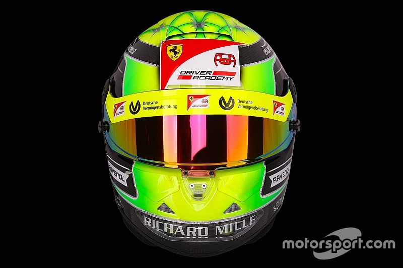 Schumacher, F2'de yarışacağı kaskı tanıttı