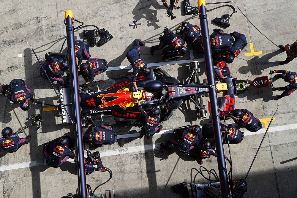 Sergio P&eacute;rez, Red Bull Racing RB16B pit stop
