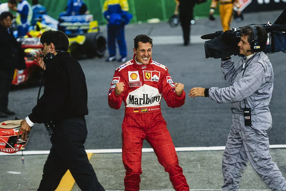 Michael Schumacher celebra la obtenci&oacute;n de su tercer t&iacute;tulo del campeonato mundial de pilotos