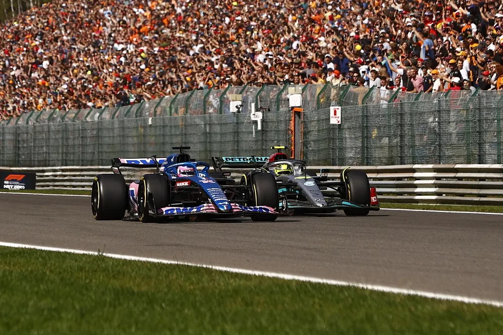 Fernando Alonso, Alpine A522, battles with Lewis Hamilton, Mercedes W13