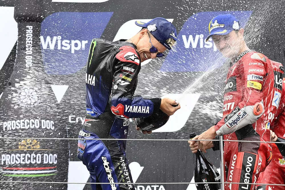 Fabio Quartararo, Yamaha Factory Racing, f&ecirc;te sa deuxi&egrave;me place avec le Champagne sur le podium