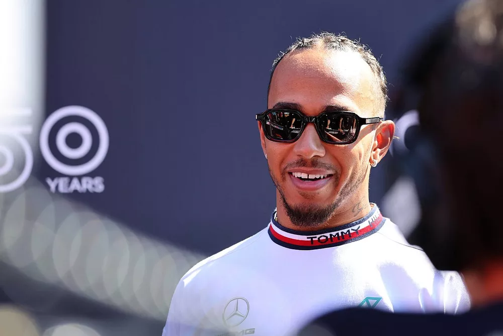 Lewis Hamilton, Mercedes-AMG, habla con los medios de comunicaci&oacute;n