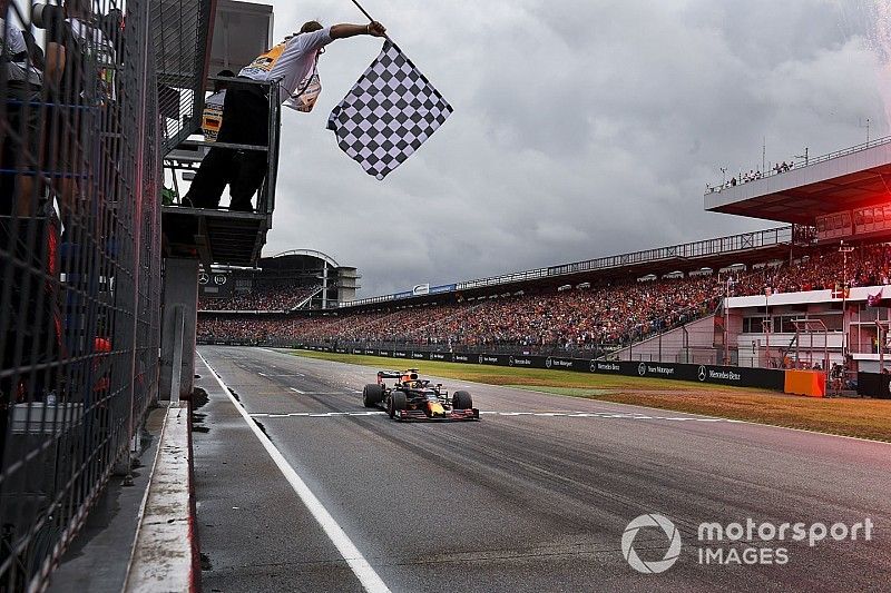 Max Verstappen, Red Bull Racing RB15, 1ª posición, toma la bandera a cuadros