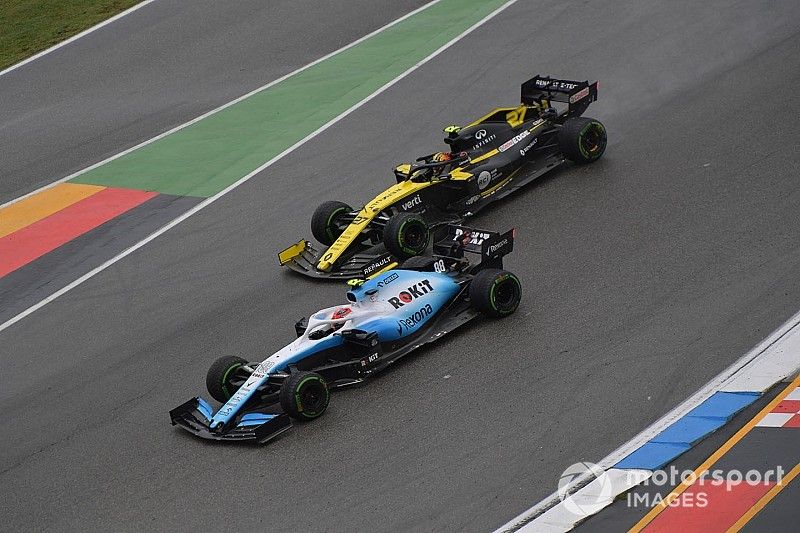 Robert Kubica, Williams FW42, lucha con Nico Hulkenberg, Renault F1 Team R.S. 19