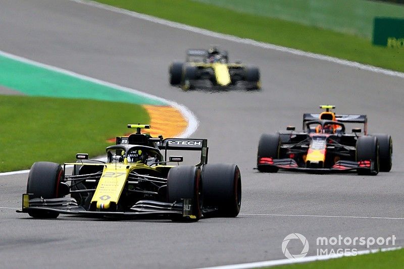 Nico Hulkenberg, Renault F1 Team R.S. 19, leads Alex Albon, Red Bull RB15, and Daniel Ricciardo, Renault F1 Team R.S.19