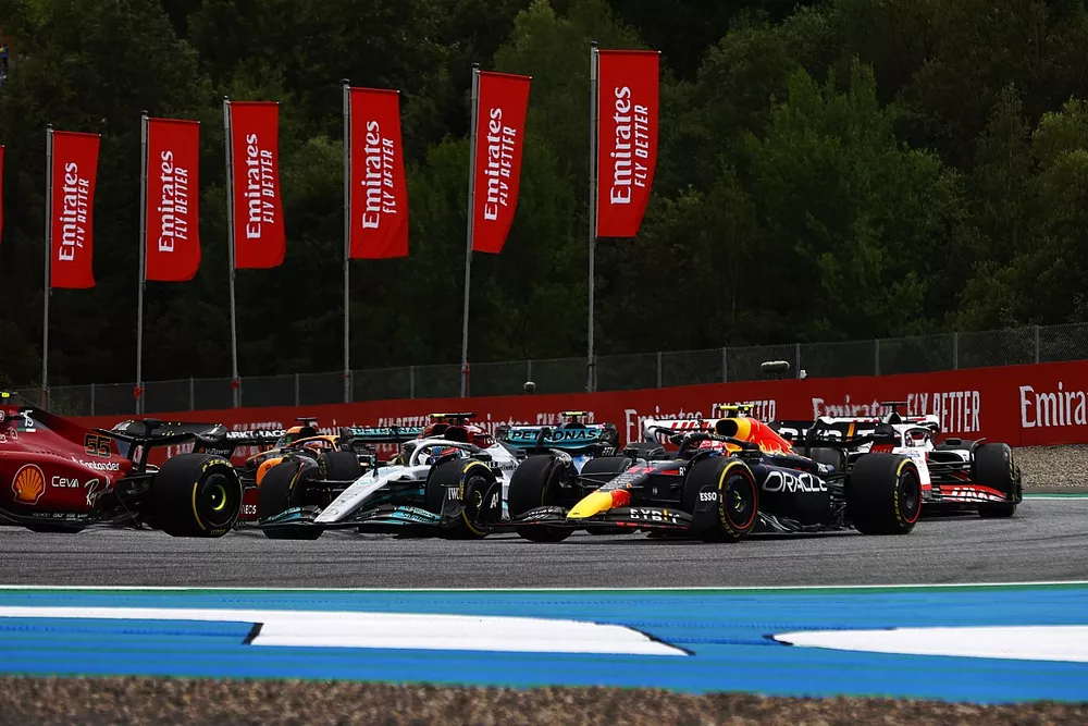 Sergio Perez, Red Bull Racing RB18, George Russell, Mercedes W13, Kevin Magnussen, Haas VF-22, Lewis Hamilton, Mercedes W13
