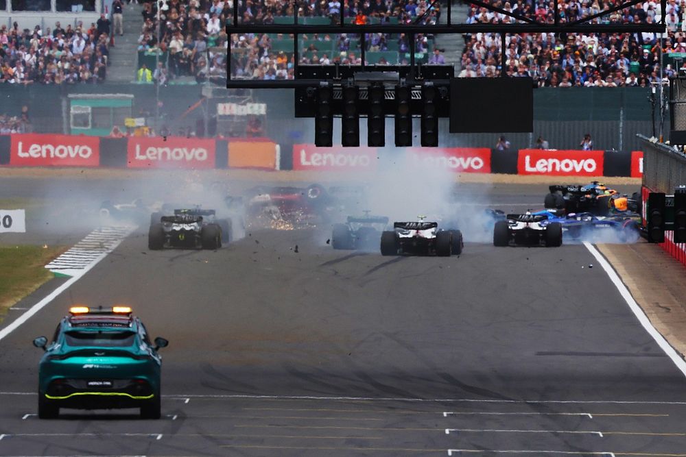 Una vista trasera del choque en la arrancada Zhou Guanyu, Alfa Romeo C42, George Russell, Mercedes W13, Esteban Ocon, Alpine A522, Yuki Tsunoda, AlphaTauri AT03 y Alex Albon, Williams FW44 están involucrados