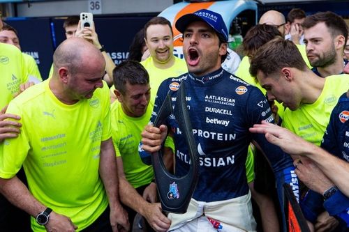 La historia detr&aacute;s de la viral pegatina del unicornio de Sainz en Bak&uacute;